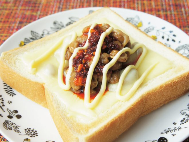 ラー油納豆マヨチーズパン 竹之下フーズ納豆トーストレシピ