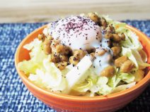 温泉卵としそ納豆サラダ