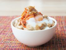 温泉卵とキムチのなめ茸納豆ご飯