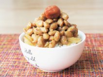 玉ねぎと豚肉の甘辛炒め納豆梅ご飯