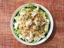 サクサクかつお納豆あおさ蒸し鶏サラダ