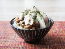 蒸し鶏スパイスあおさゴマ納豆麦ご飯