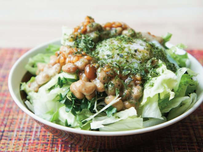 あおさもろみ納豆温玉ブロッコリースプラウトサラダ