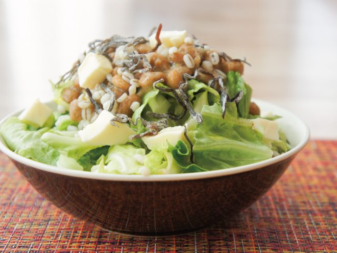 オリーブ塩昆布納豆モッツァレラチーズもち麦サラダ