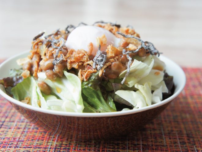 塩昆布納豆フライドオニオン温玉おろしサラダ