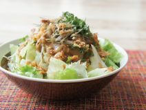 チーズかつお納豆フライドオニオンサラダ