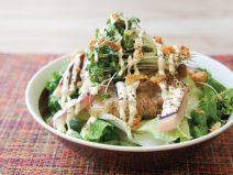 イカ焼きスパイスマヨ納豆フライドオニオンブロッコリースプラウトサラダ