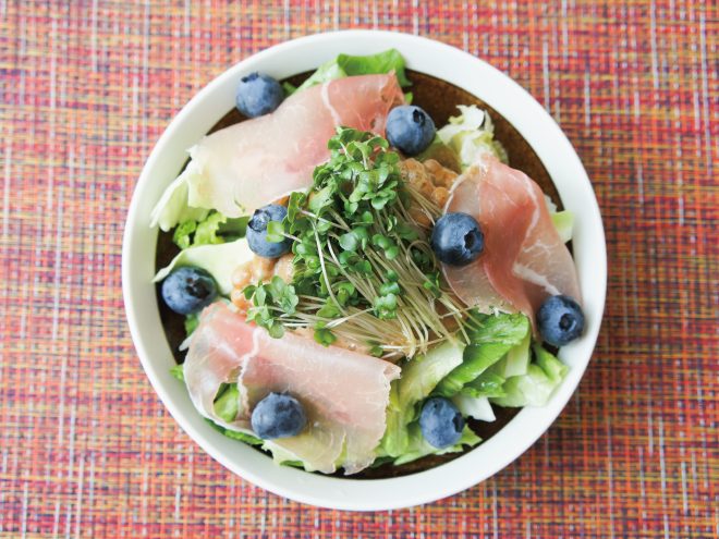 ブルーベリー生ハム納豆ブロッコリースプラウトサラダ