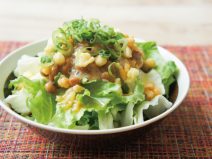 オリーブわさび塩ネギ納豆えび天かすサラダ