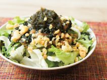 エビ天かすワカメもずく納豆サラダ