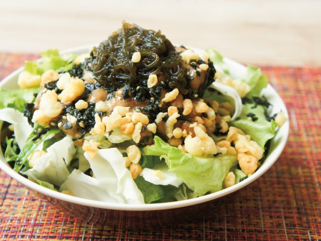 エビ天かすワカメもずく納豆サラダ