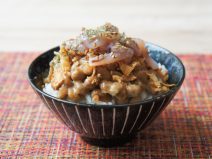 パセリごまイカの塩辛納豆フライドオニオン麦ごはん