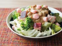 ソーセージ納豆たことブロッコリーバジルサラダ