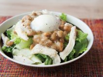 温玉ささみ納豆オリーブこしょうサラダ