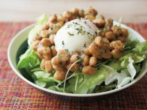 オリーブわさび納豆ブロッコリースプラウト温泉卵サラダ