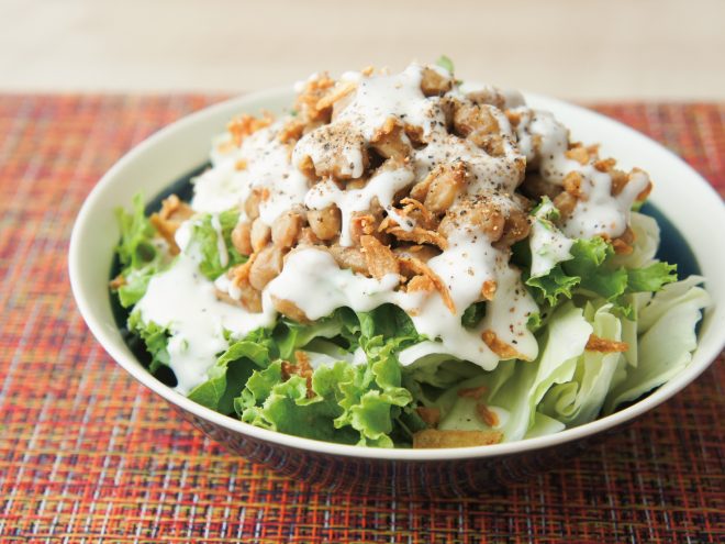 フライドオニオン納豆スパイストリュフシーザーサラダ