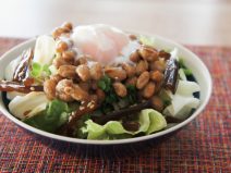 かつお温玉わかめ佃煮納豆サラダ