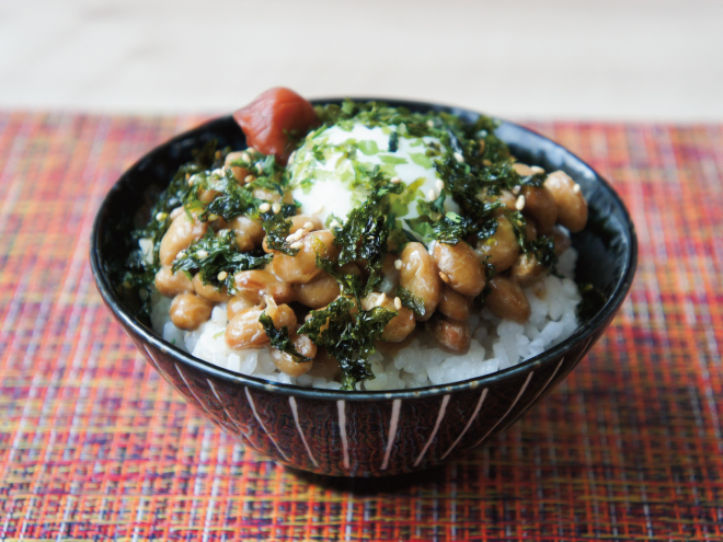 韓国海苔あおさゴマ梅温玉納豆麦ごはん