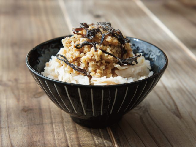 蒸し鶏塩昆布ひきわり納豆麦ごはん