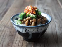 つぶ貝チャンジャおくら胡麻納豆麦ごはん