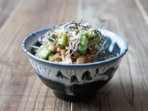 じゃこオクラ塩昆布納豆麦ごはん