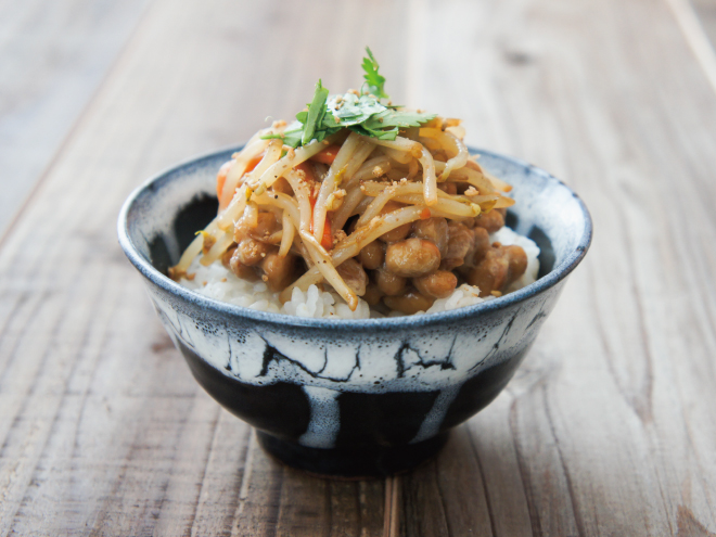 パクチーもやし炒め納豆麦ごはん