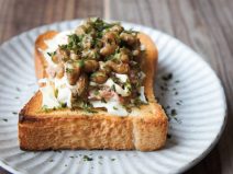 ツナマヨキャベツ納豆トースト