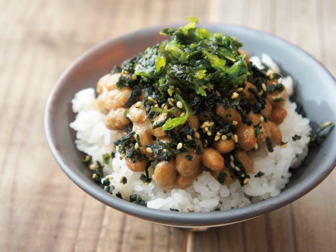 わさび高菜わかめマヨ納豆麦ごはん