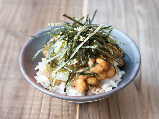 イカわさめかぶ海苔ごま納豆麦ごはん