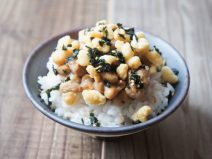 海老天かすわかめ納豆麦ごはん
