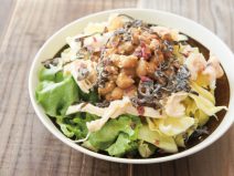 梅塩昆布オリーブ納豆チキンサラダ