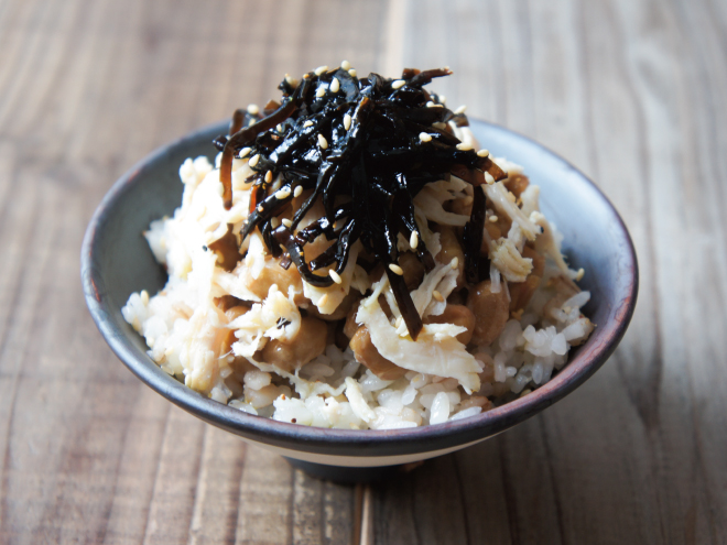 スパイスチキンしそ昆布納豆麦ごはん