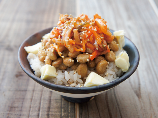 いかキムチ納豆モッツァレラチーズ麦ごはん
