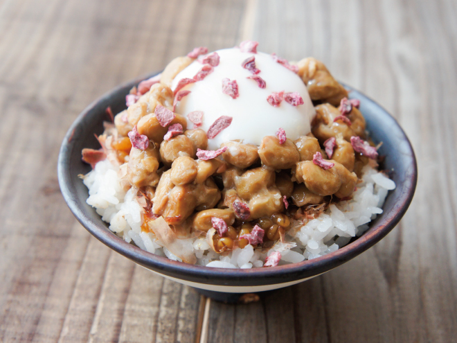 かつお梅もろみ温玉納豆麦ごはん