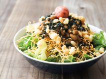 わかめエビ天かす梅納豆パリパリサラダ