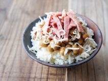 オリーブスパイスちりめん納豆スモークタン麦ご飯