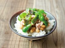 焼きピーマン納豆シーチキン麦ごはん