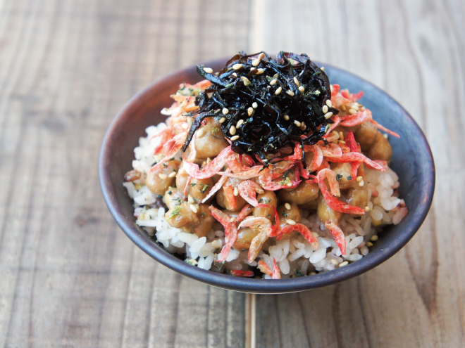 桜エビわさび昆布納豆十六雑穀ご飯