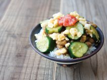 きゅうり漬けとエビ天かす梅納豆麦ごはん