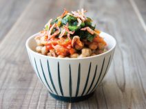 桜エビ野沢菜昆布キムチ納豆粟ご飯