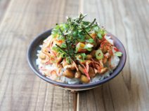 つぶ貝チャンジャ桜エビ納豆麦ごはん