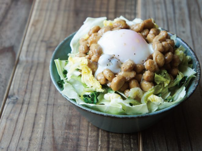 浅漬けオリーブ納豆温玉サラダ