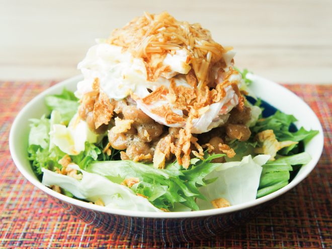 フライドオニオンとマカロニなめ茸納豆サラダ