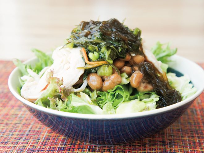 蒸し鶏ともずく野沢菜納豆サラダ