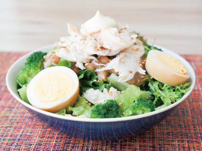 スタミナエッグと納豆蒸し鶏サラダ