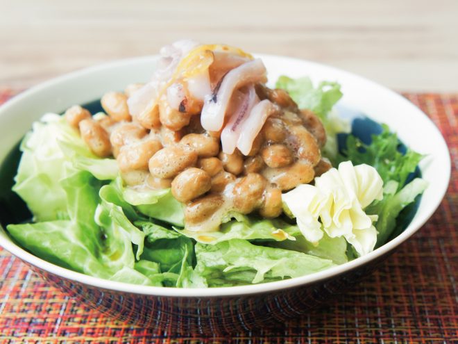 簡単納豆レシピ｜納豆ゆずイカの塩辛サラダ