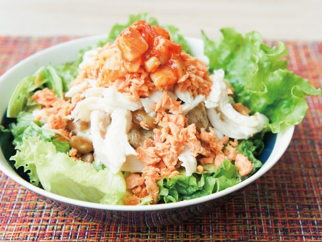 簡単納豆レシピ｜シャケつぶ貝納豆蒸し鶏サラダ