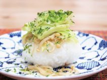 えのきとキャベツ塩炒め納豆おにぎり