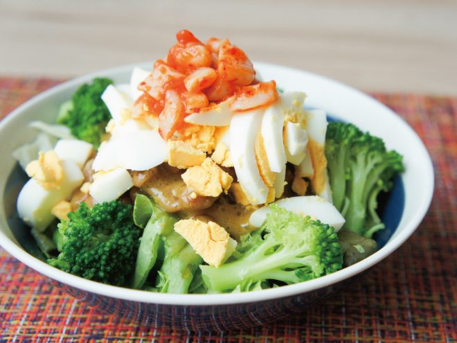 ゆで卵と納豆つぶ貝チャンジャサラダ