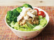 納豆とチキンのサラダ